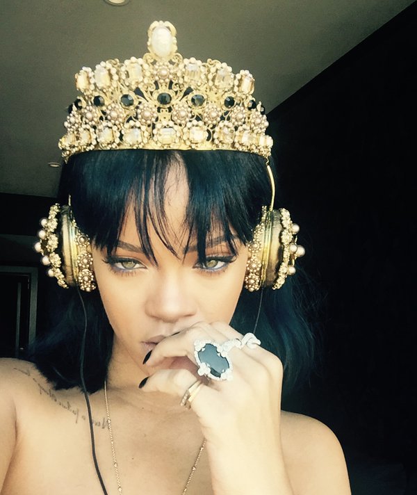 Rihanna-ANTI-headphone